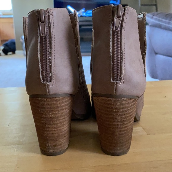 Francescas Cut Out High Heels - Picture 3 of 4